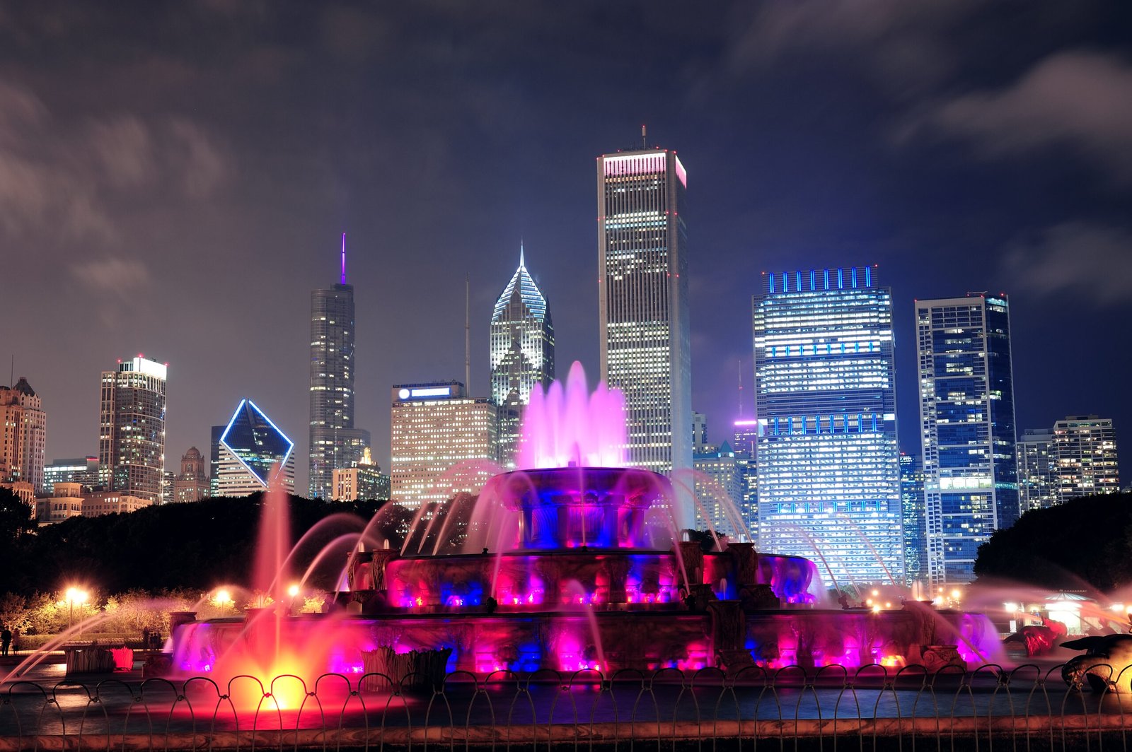 Dubai Fountain Bids Farewell Before Renovation  